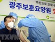 Nhân viên y tế tiêm vắcxin phòng COVID-19 cho người dân tại Gwangju. (Ảnh: THX/TTXVN).