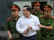 Cảnh sát dẫn giải bị cáo bị cáo Phan Văn Anh Vũ (sinh năm 1975, Chủ tịch Hội đồng quản trị Công ty cổ phần Xây dựng 79, Công ty cổ phần Bắc Nam 79) về trại giam. (Ảnh: Doãn Tấn/TTXVN).