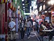 Người dân đeo khẩu trang phòng dịch COVID-19 tại Tokyo, Nhật Bản. (Ảnh: AFP/TTXVN).