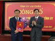 Ông Lê Văn Lương, Phó Bí thư Thường trực Tỉnh ủy Lai Châu trao quyết định điều động ông Tống Thanh Bình, Phó trưởng đoàn chuyên trách Đoàn đại biểu Quốc hội, Trưởng Ban Nội chính Tỉnh ủy Lai Châu giữ chức Bí thư Thành ủy Lai Châu.