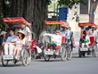Khách du lịch phố cổ Hà Nội. Ảnh: Chí Cường.