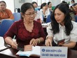 Viên chức BHXH TP.HCM tư vấn, hướng dẫn người dân sử dụng ứng dụng VssID. 