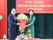 Bà Nguyễn Thị Bích Nhiệm nhận quyết định điều động.