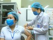 Điều dưỡng viên khu cách ly Bệnh viện Việt Tiệp cơ sở 2 Bùi Thị Thanh Nhung, sinh năm 1987, được tiêm mũi liều vaccine ngừa COVID-19 đầu tiên tại Hải Phòng. (Ảnh: An Đăng/TTXVN).