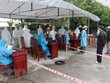 Lấy mẫu xét nghiệm COVID-19 cho người dân trong xã Kim Tân, huyện Kim Thành. (Ảnh minh họa: Mạnh Minh/ TTXVN).