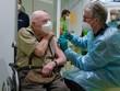 Tiêm vaccine ngừa Covid-19 cho người già tại Pháp. Ảnh: Le Monde.
