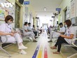 Trong ngày đầu tiên, 80/172 cán bộ, y, bác sĩ, nhân viên tuyến đầu đang làm việc tại bệnh viện tham gia tiêm vaccine.
