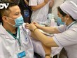 Tiêm vắc xin cho nhân viên y tế Bệnh viện Bệnh Nhiệt đới TP.HCM.