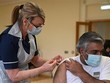 Người dân tiêm vaccine ngừa COVID-19 của AstraZeneca. (Ảnh: AFP/TTXVN).