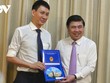 Chủ tịch UBND TP.HCM Nguyễn Thành Phong trao Quyết định cho ông Trương Trung Kiên.