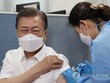 Tổng thống Hàn Quốc tiêm vaccine AstraZeneca. Ảnh: Yonhap News.