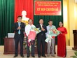 Thường trực HĐND tỉnh Kon Tum tặng hoa chúc mừng tân Phó Chủ tịch UBND tỉnh Nguyễn Ngọc Sâm (thứ 2 từ phải qua) và ông Nguyễn Văn Điệu.