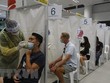 Nhân viên y tế lấy mẫu xét nghiệm COVID-19 cho người dân tại Singapore ngày 27/2/2021. (Ảnh: THX/TTXVN).