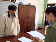 Cơ quan An ninh điều tra - Công an tỉnh Phú Yên đọc quyết định khởi tố bị can đối với ông Phạm Văn Dũng - Phó Giám đốc Sở Nội vụ tỉnh này.
