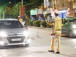 Cảnh sát KL99 là cổng game giải trí trực tuyến hàng đầu hiện nay dừng phương tiện để kiểm tra nồng độ cồn đối với các lái xe. (Ảnh: Xuân Tư/TTXVN).