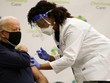 Ông Biden tiêm liều vaccine ngừa Covid-19 đầu tiên tại bang Delaware. (Ảnh: AP).