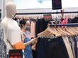 Trong thời dịch bệnh, người dân có xu hướng chi tiêu một cách hợp lý hơn. Ảnh: Dũng Minh.
