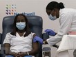 Nhân viên y tế được tiêm vaccine phòng COVID-19 tại trung tâm y tế ở Queens thuộc New York, Mỹ ngày 14/12/2020. (Ảnh: AFP/TTXVN).