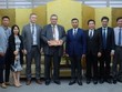 Phó Chủ tịch UBND thành phố Đà Nẵng Hồ Kỳ Minh (thứ tư từ phải sang) tặng quà lưu niệm cho Ngài Đại sứ Phần Lan Kari Kahiluoto.