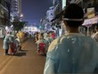 Các bác sỹ lấy mẫu bệnh phẩm xét nghiệm Covid-19 cho người dân Phnom Penh.