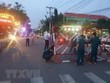 Lực lượng chức năng dỡ bỏ phong tỏa khu vực cách ly liên quan tới bệnh nhân người Trung Quốc tại phường An Phú, thành phố Thuận An, Bình Dương. (Ảnh: Huyền Trang/TTXVN).