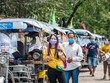 Người dân đeo khẩu trang phòng lây nhiễm COVID-19 tại Vientiane, Lào. (Ảnh: THX/TTXVN).