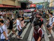 Người dân đeo khẩu trang phòng lây nhiễm COVID-19 tại Manila, Philippines. (Ảnh: THX/TTXVN).