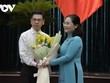Ông Nguyễn Văn Dũng nhận hoa chúc mừng từ Chủ tịch HĐND TPHCM Nguyễn Thị Lệ.