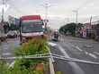 Sau va chạm xe khách lao lên dải phân cách, tông gãy trụ đèn điện và biển quảng cáo.