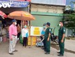 Cán bộ hướng dẫn người dân thực hiện quy định của chính quyền.