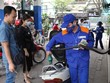 Nhân viên Petrolimex đang bán xăng cho khách hàng. (Ảnh: Đức Duy/Vietnam+).