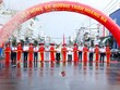 Đại biểu thực hiện nghi thức cắt băng thông xe đường Trần Hoàng Na. Ảnh: Thành Thật.