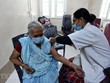 Tiêm vaccine ngừa COVID-19 cho người dân tại bang Uttar Pradesh, Ấn Độ, ngày 10/4/2021. (Ảnh: THX/TTXVN).
