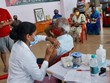 Nhân viên y tế tiêm chủng Covid-19 cho người dân tại thành phố Bengaluru bang Karnataka miền Nam Ấn Độ. Ảnh: ANI.