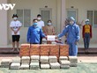 Đại diện Đại sứ quán Việt Nam tại Lào trao quà hỗ trợ sinh viên Việt Nam đang học tập tại Đại học quốc gia Lào.