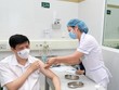 Bộ trưởng Bộ Y tế Nguyễn Thanh Long tiêm vaccine COVID-19 AstraZeneca. 