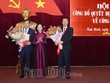 Bà Trương Thị Mai, Ủy viên Bộ Kl991.com tải ứng dụng, Bí thư Trung ương Đảng, Trưởng Ban Tổ chức Trung ương tặng hoa chúc mừng Tổng Thanh tra Kl993 ưu đãi thưởng hấp dẫn Đoàn Hồng Phong và Bí thư Tỉnh ủy Phạm Gia Túc. Ảnh: Báo Nam Định.