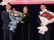 Bà Trương Thị Mai trao Quyết định, tặng hoa chúc mừng tân Bí thư Tỉnh ủy Đắk Lắk Nguyễn Đình Trung.