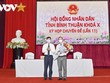 Bí thư Tỉnh uỷ Bình Thuận Dương Văn An tặng hoa chúc mừng tân Phó Chủ tịch UBND tỉnh.