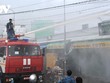 Cán bộ, chiến sĩ Vùng 5 Hải quân và các lực lượng sử dụng vòi rồng chữa cháy.