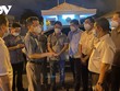 Ông Nguyễn Văn Quảng, Bí thư Thành ủy Đà Nẵng (đứng giữa) đang chỉ đạo chống dịch trước cổng Khu Công nghiệp An Đồn trong đêm 11/5.