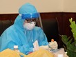 Cơ quan chức năng lấy mẫu xét nghiệm sàng lọc COVID-19. (Ảnh: PV/Vietnam+).