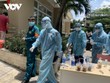 Đông đảo nhân viên y tế ở nhiều địa phương được huy động hỗ trợ TP Thủ Đức xét nghiệm cho cư dân.
