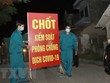 Lực lượng chức năng tiến hành tthu dọn vật dụng tại chốt cách ly tại thôn Tiền Phong, xã Tân Phong, huyện Bình Xuyên, Vĩnh Phúc. (Ảnh: Hoàng Hùng/TTXVN).