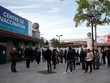 Người dân xếp hàng chờ tiêm vaccine ở Paris. Ảnh: Le Monde.