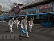 Phun thuốc khử trùng nhằm ngăn chặn sự lây lan của COVID-19 tại Phnom Penh, Campuchia. (Nguồn: AFP/TTXVN).