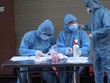 Nhân viên y tế chuẩn bị lấy mẫu xét nghiệm liên quan đến ca Covid-19 tại Quận 3 ngày 20/5 (Ảnh: HCDC).