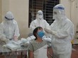 Lực lượng y, bác sỹ lấy mẫu xét nghiệm SARS-CoV-2 cho người dân. (Ảnh: Thanh Thương/TTXVN).