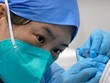 Nhân viên y tế tiêm vaccine ngừa COVID-19 cho một bệnh nhân tại một cơ sở tiêm chủng ở Bắc Kinh. (Nguồn: AP).