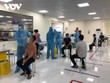 Bắc Giang lấy mẫu xét nghiệm COVID-19 cho công nhân trong khu công nghiệp.